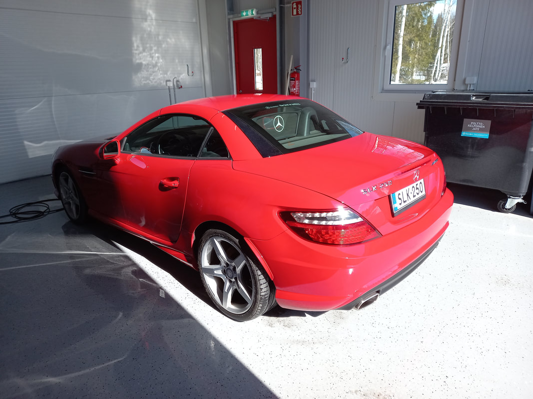 Punainen Mercedes-Benz pesuhallissa